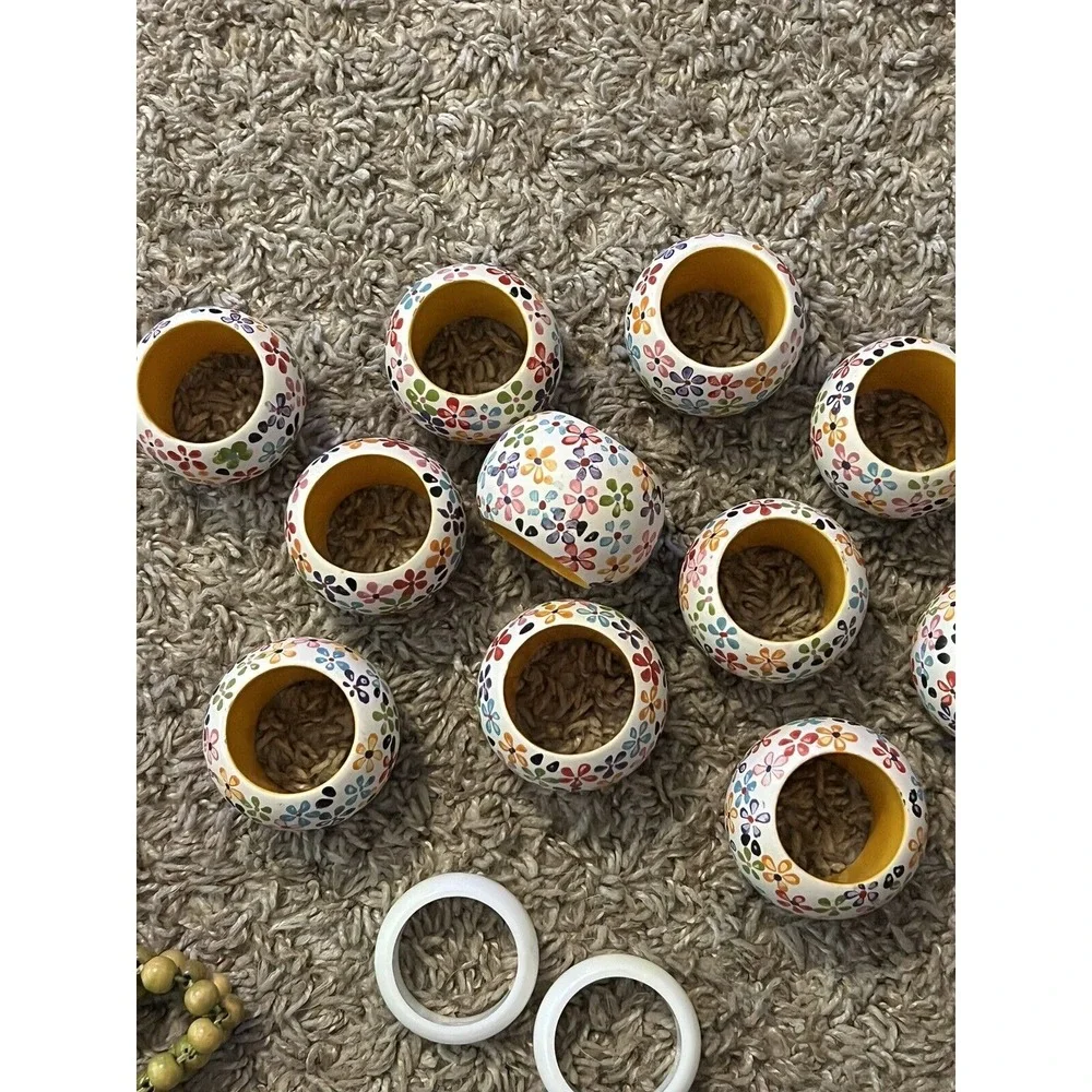 Lot Of 32 Napkin Rings Floral, Beaded and‎ More